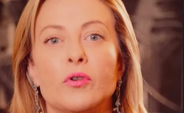 Giorgia Meloni, il video per sostenere Orban fa impazzire la sinistra: insieme a lei...