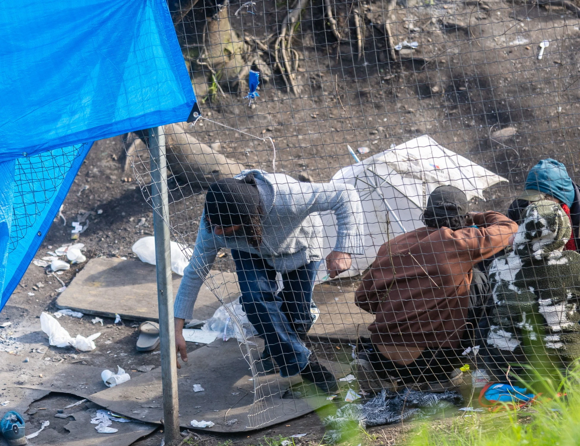 Rogoredo in rivolta contro chi infanga il poliziotto: "Giusto sparare"
