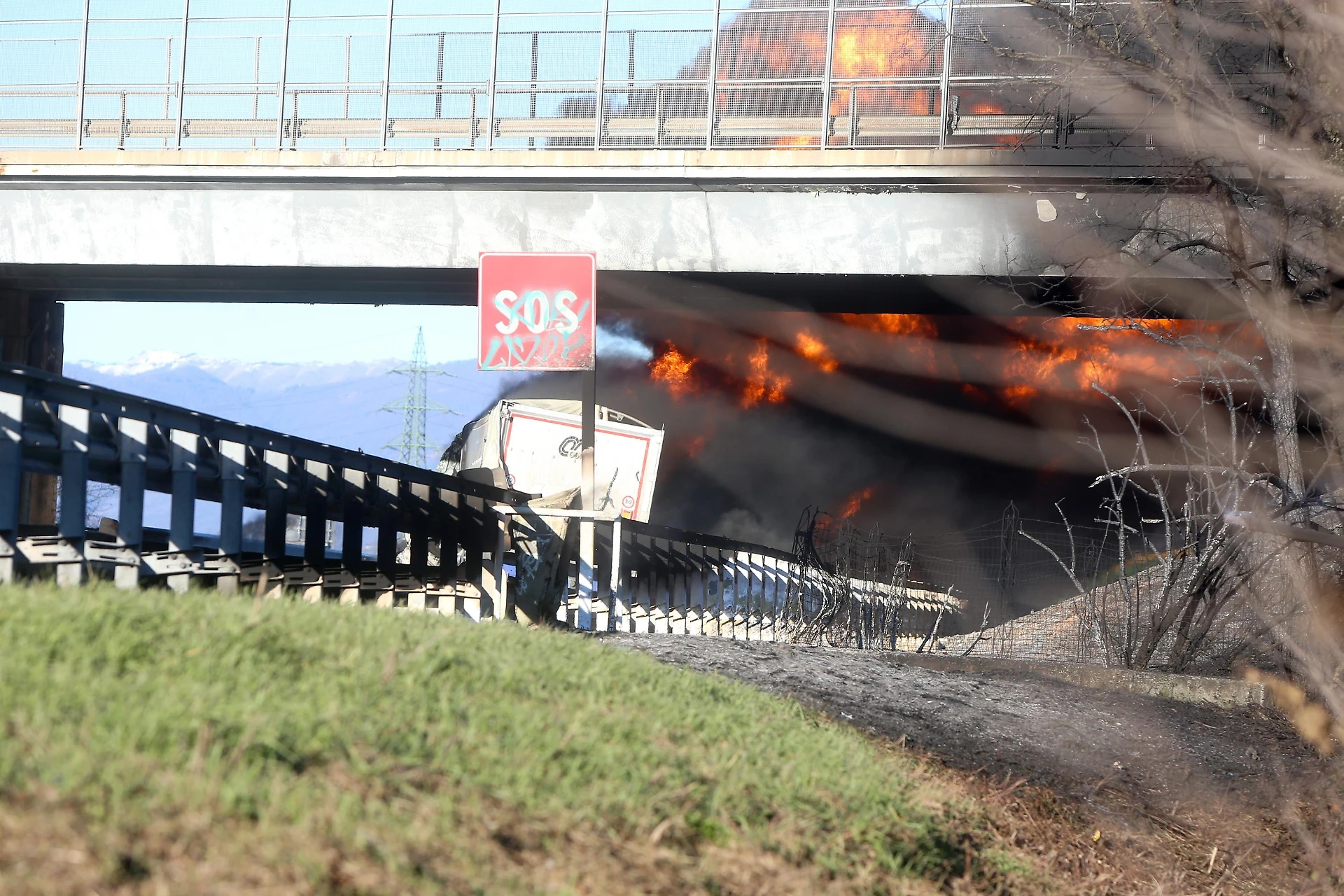 Brescia, incidente in autostrada: camion prende fuoco, sei morti fra cui due bambini