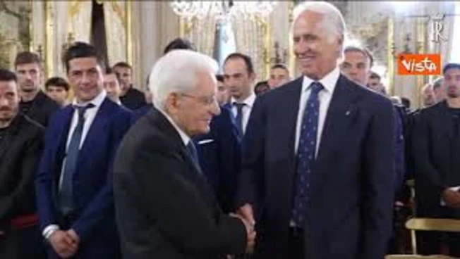 Mattarella incontra Milan e Bologna in Quirinale, la stretta di mano con Ibrahimovic