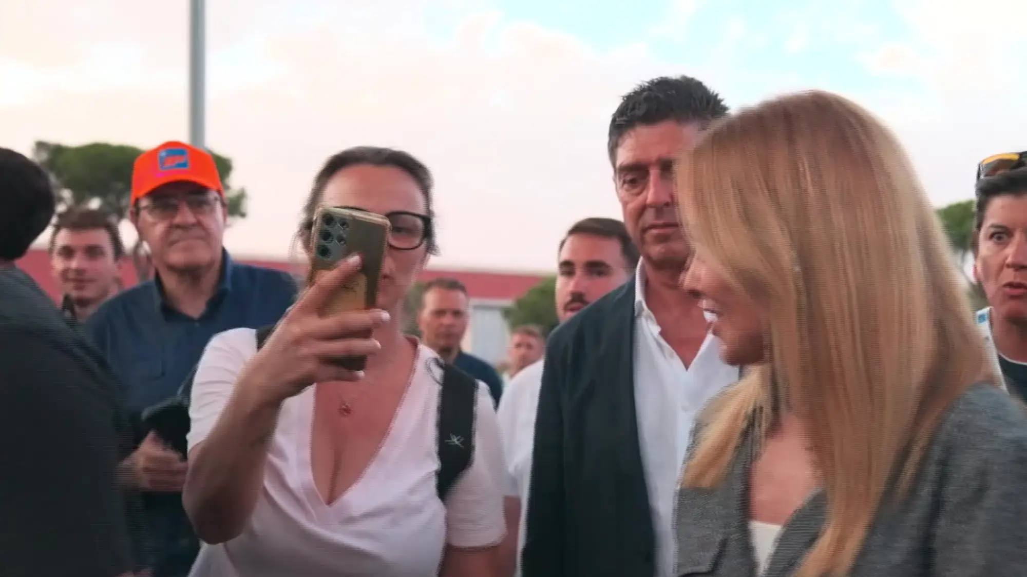 Roma, Meloni al Settecolli tra selfie e strette di mano