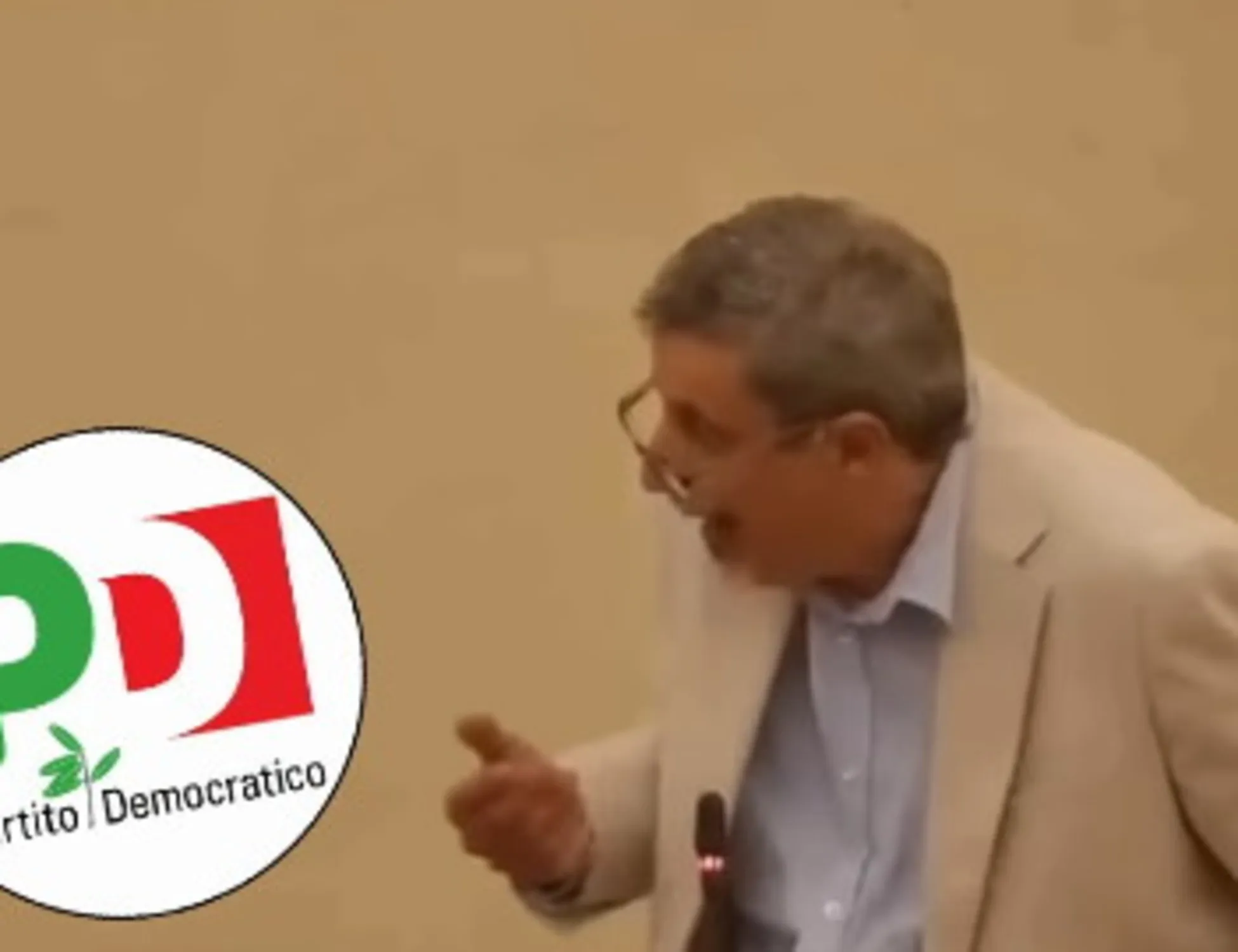 Leggi l'articolo: "Per fortuna è morto": il consigliere del Pd infanga la memoria di Bossi <span style="color: rgb(153, 0, 0);">Video</span>