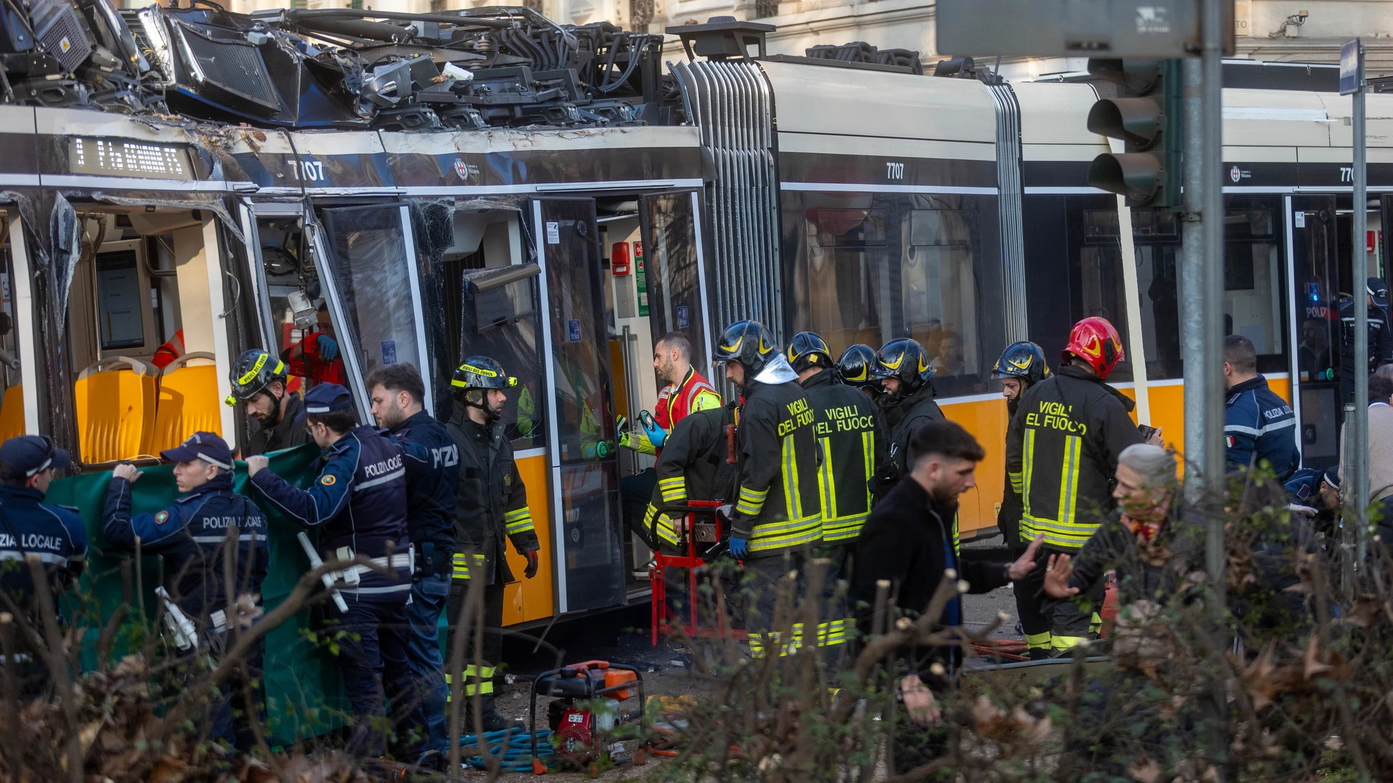 Tram deragliato a Milano, la pista dell'errore del conducente e i sospetti sul cellulare