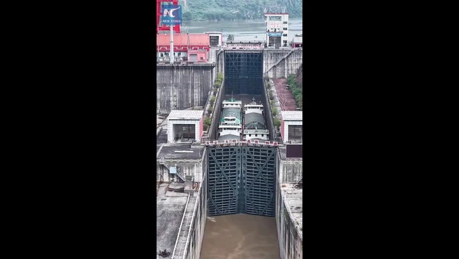 Cina, navi da carico utilizzano "ascensore d'acqua" a Chongqing