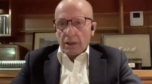 Alessandro Sallusti replica a Carlo De Benedetti su Silvio Berlusconi: ""Ominicchio, pigliainc**o e quaquaraquà"