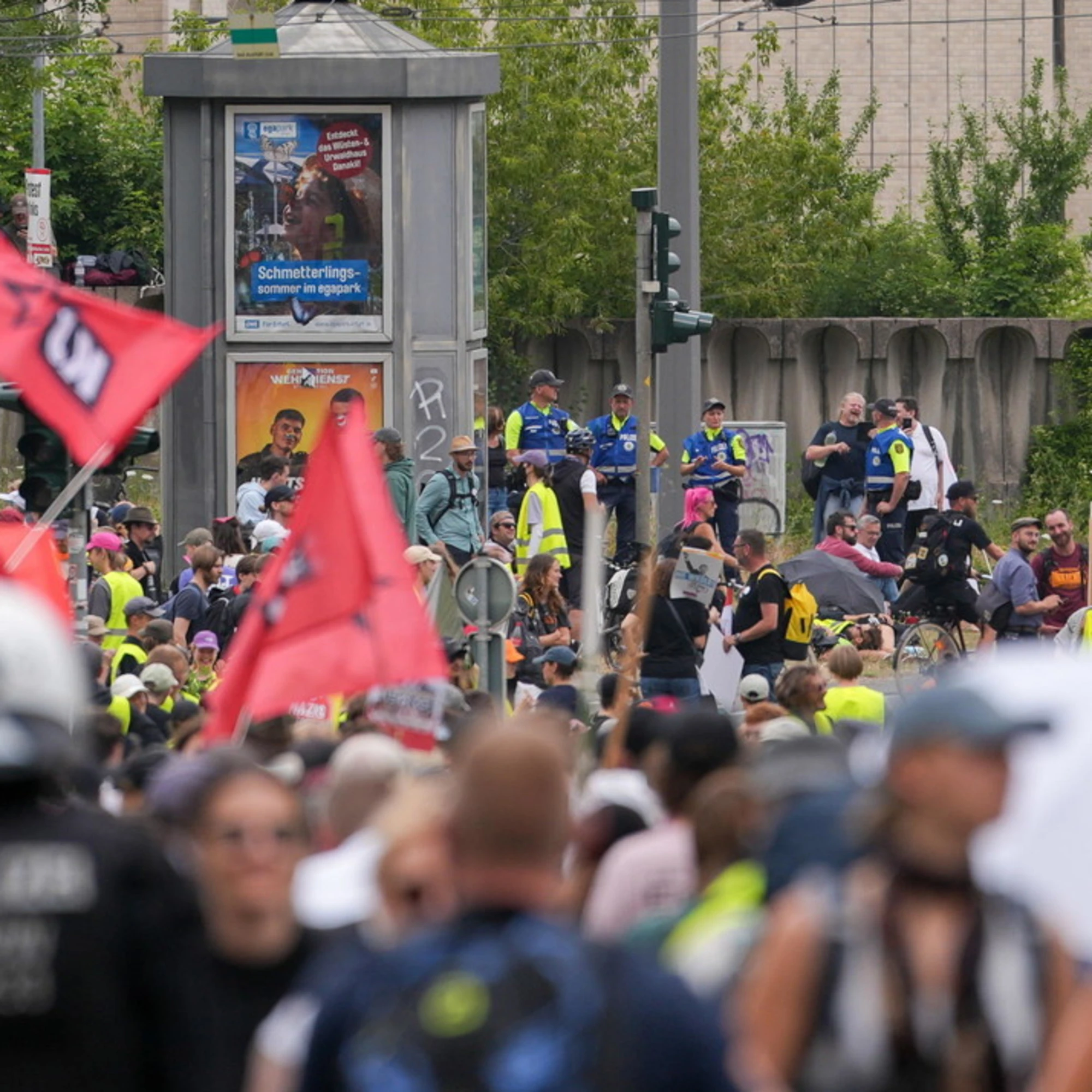 Il congresso di Afd scatena migliaia di estremisti violenti