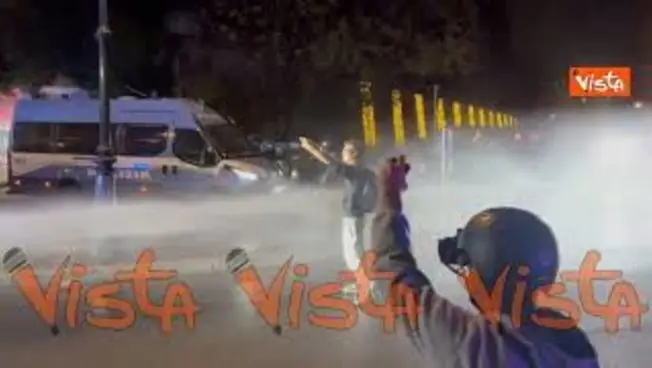 Leggi l'articolo: Fumogeni idranti e scontri tra manifestanti e polizia a piazza dell'Emporio a Roma