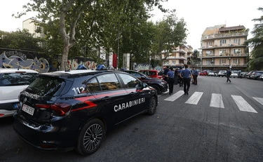 Bergamo, tre bombole di gas aperte in casa: nigeriana accoltella un carabiniere e tenta di far saltare in aria il palazzo