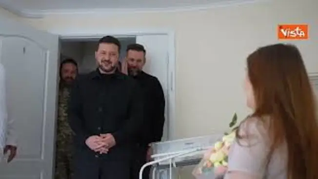 Leggi l'articolo: Zelensky porta fiori a neomamma a Odessa: Partorito durante l'allarme aereo