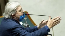 Roberto Fico riprende Vittorio Sgarbi: "Si metta la mascherina". E si scatena l'inferno alla Camera