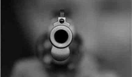 Spara all'ex fidanzata e si uccide. Il colpo dritto al cuore: lei è grave