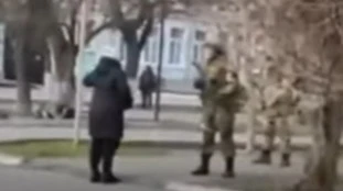 Ucraina, la donna che umilia il soldato russo: "Tu che ca***o ci fai qui? Dopo la tua morte..."