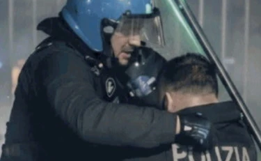 La strategia del caos dei "bravi ragazzi"