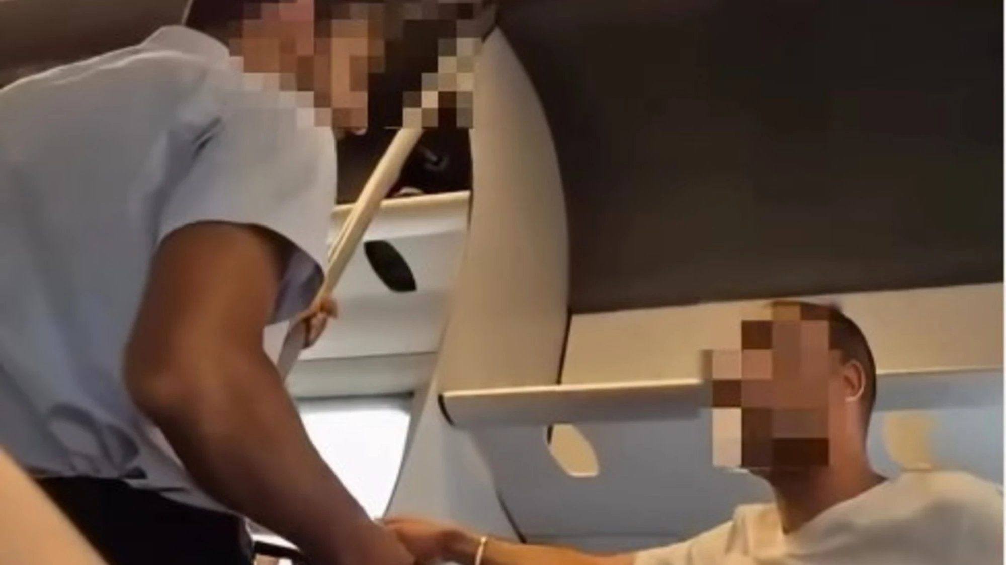 Fakir, la rissa col capotreno: "Non ho il biglietto, chiami gli sbirri di m***a così uccidono anche me?"
