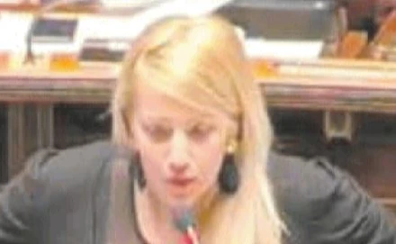 Valentina Corneli, deputata M5s maggiorata e scandalosa: si presenta alla Camera così, tutto in vista