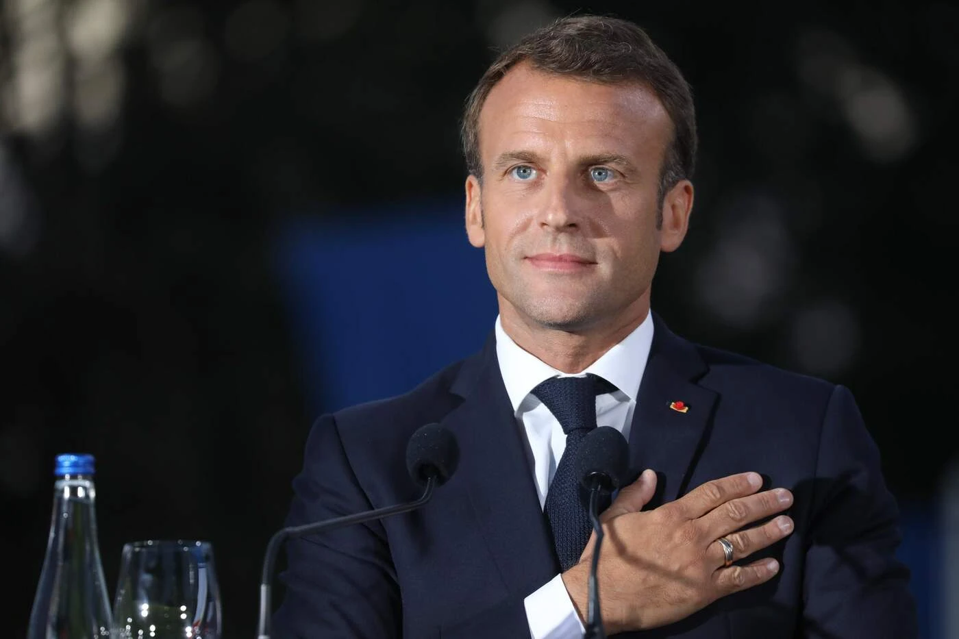 Emmanuel Macron, il patto con l'Ue per farci invadere. Così ci mandano altri 300 migranti