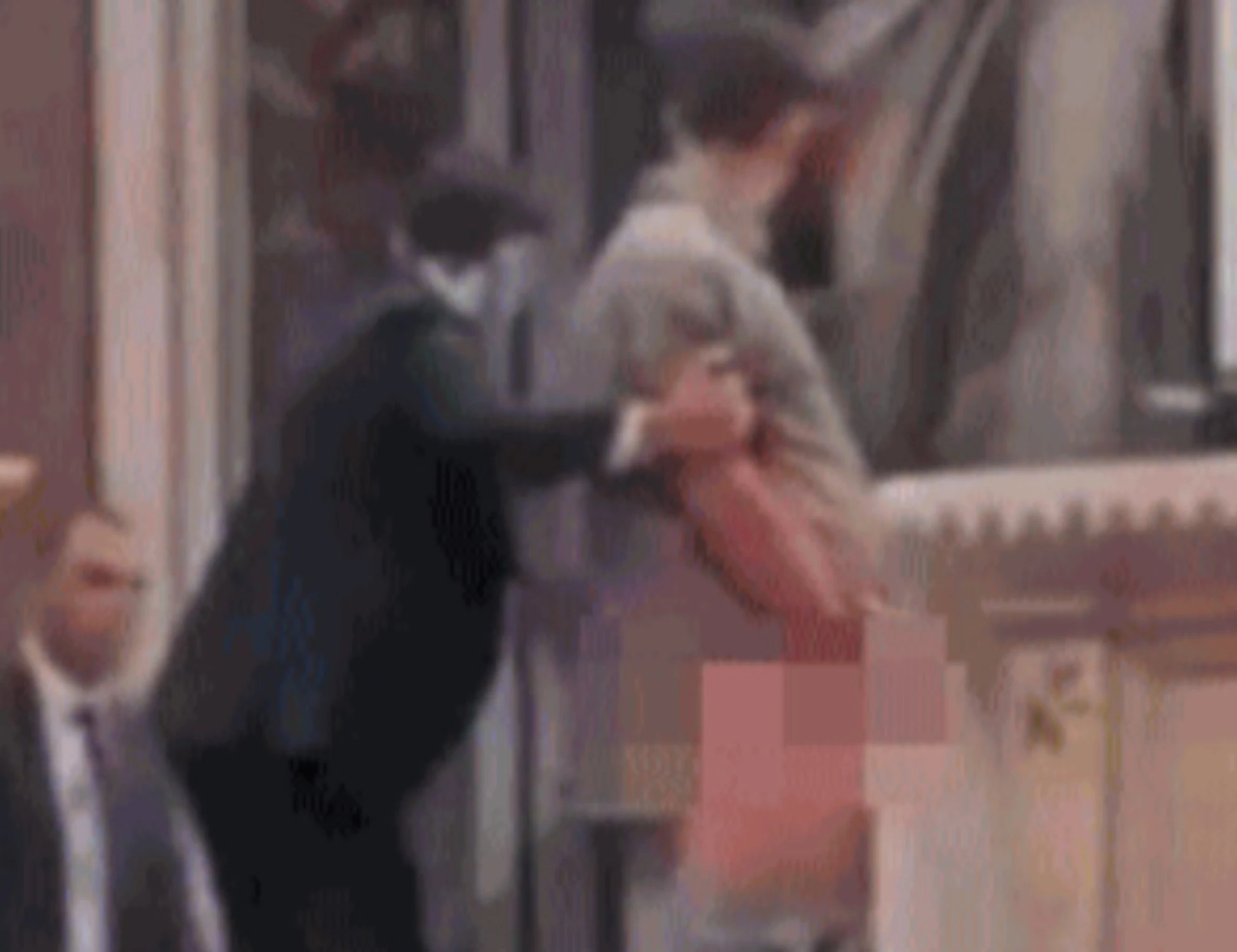 San Pietro, ubriaco urina sull'altare: chi è la bestia