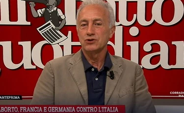 Trump-Meloni, la miserevole prima pagina del "Fatto" di Travaglio: "Ginocchiere"