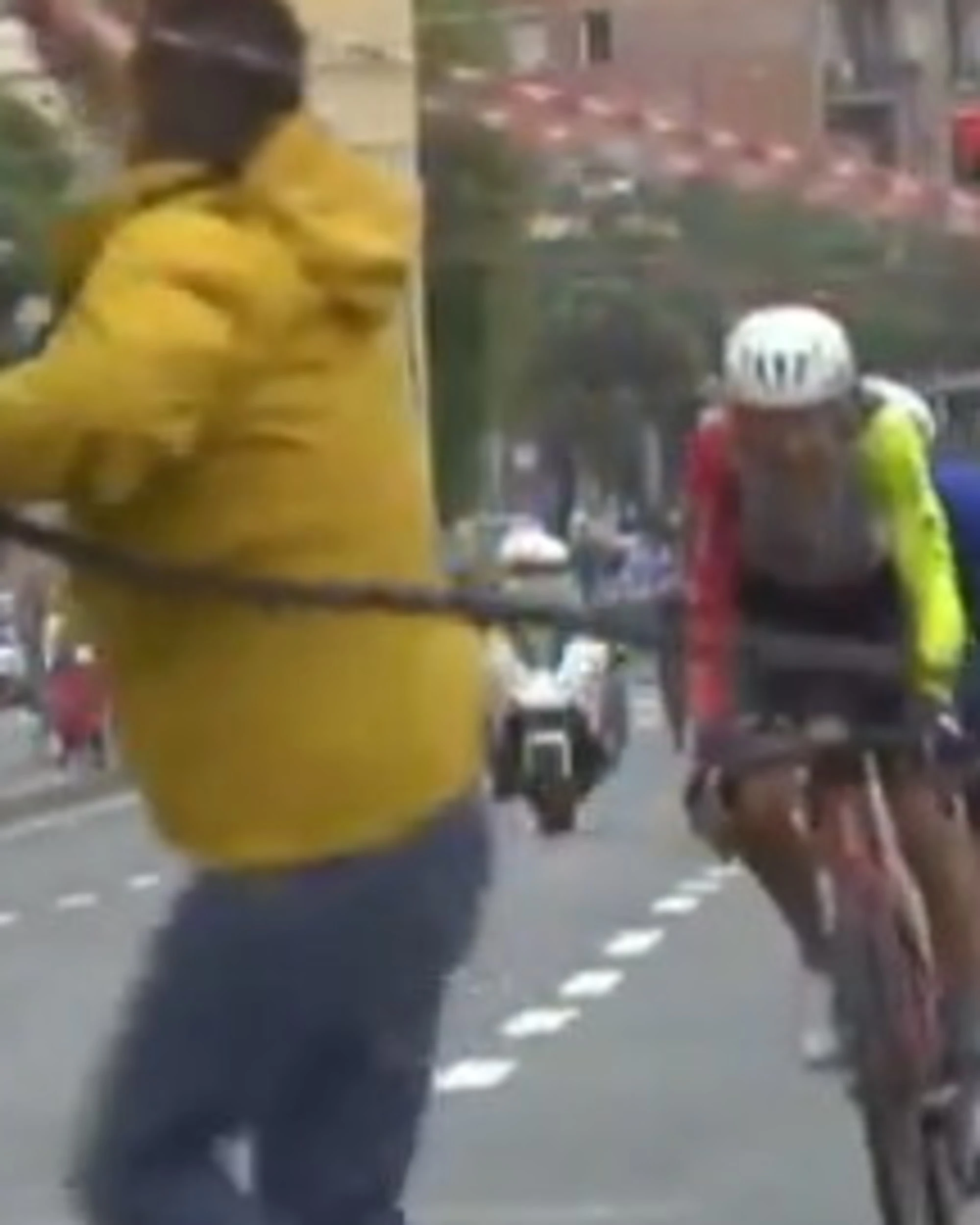 Giro d'Italia, agguato pro Pal ai ciclisti: tragedia sfiorata