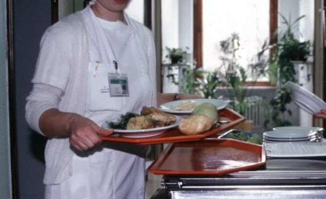 Lucca, orrore totale in ospedale, trova un preservativo sul vassoio con la cena