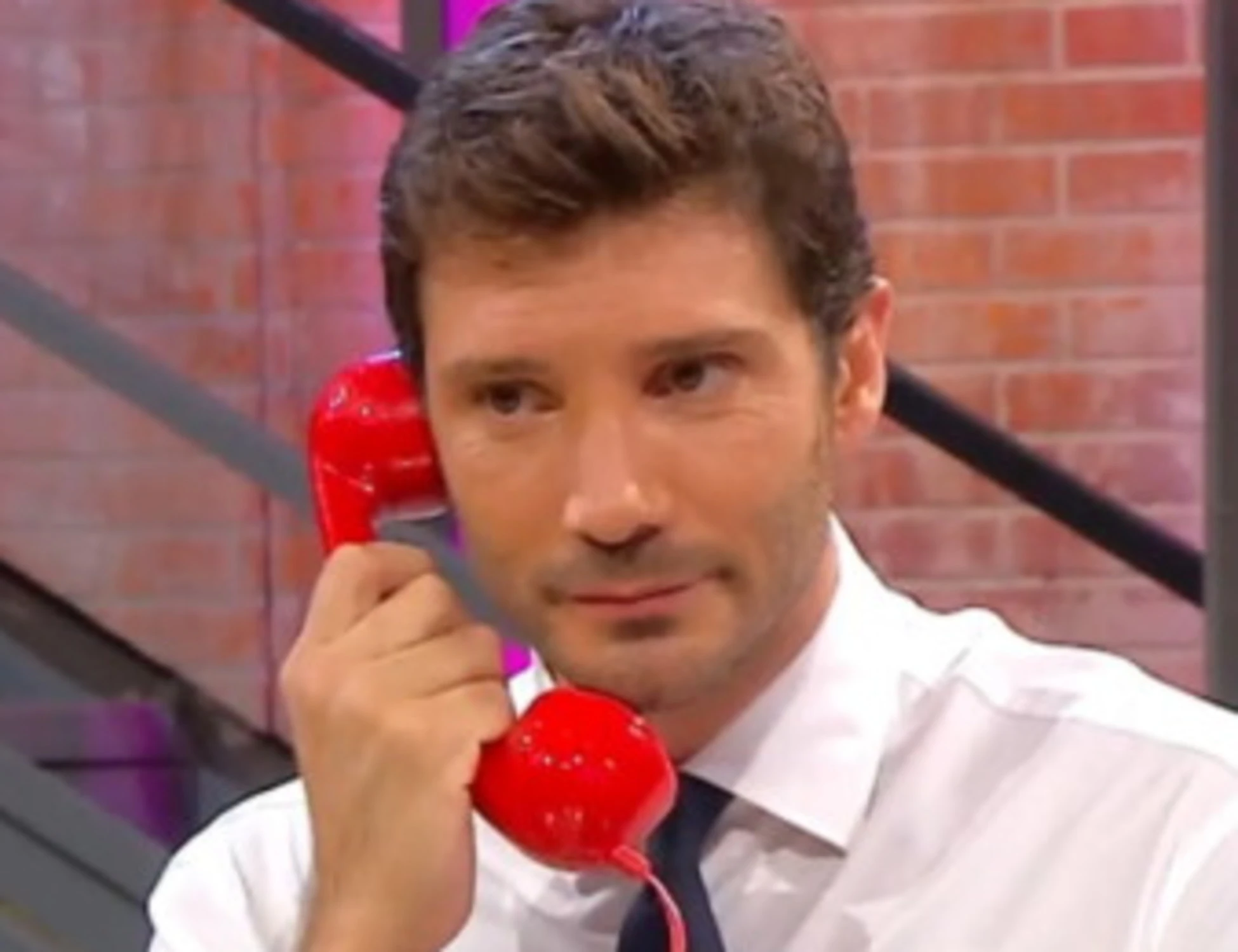 Affari Tuoi, sfottò di Stefano De Martino a Giorgio: "Odiosi e inguardabili"