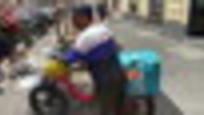 L'allarme caldo a Roma non ferma i rider: "Se ti fermi guadagni meno"