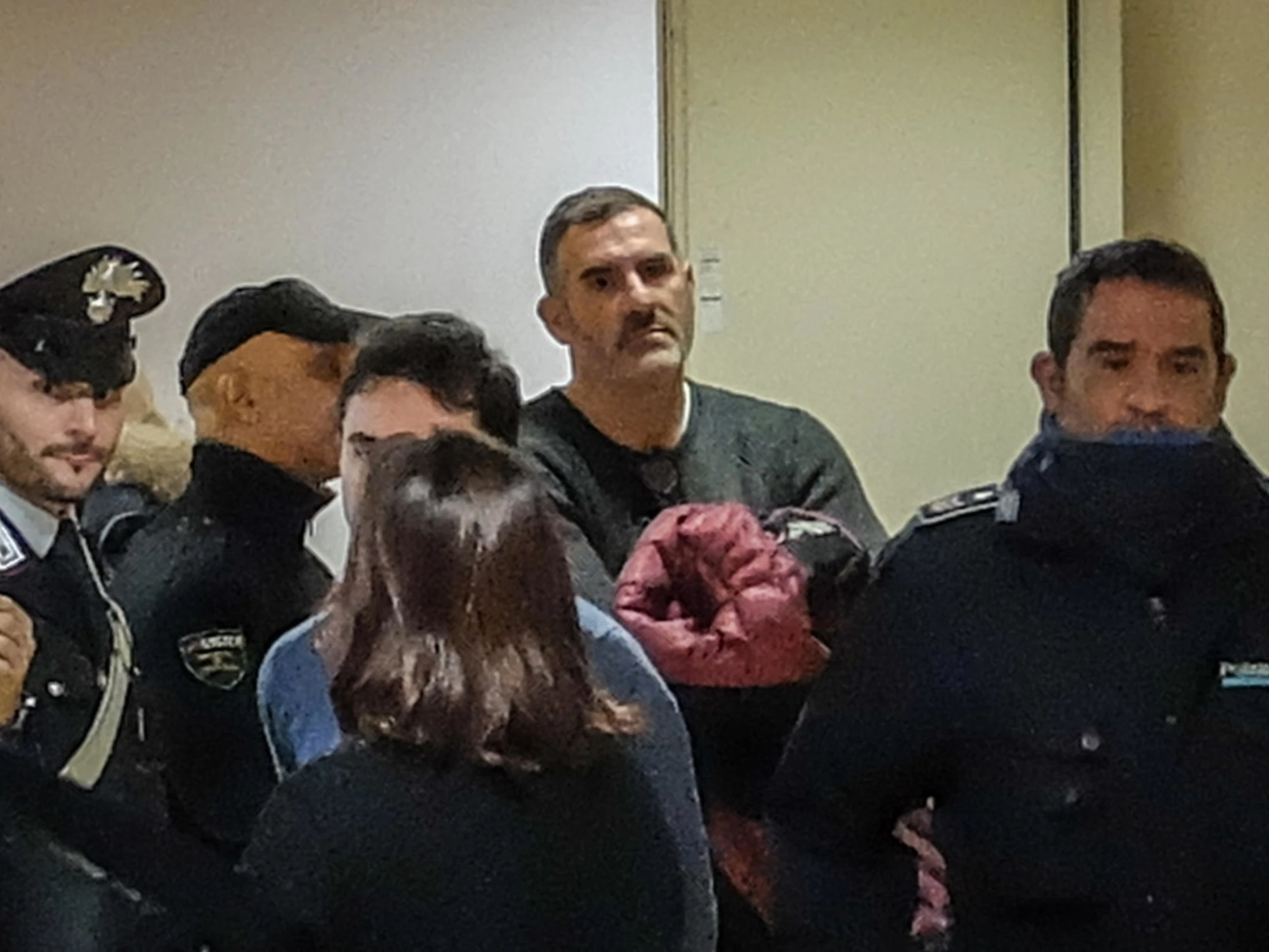 Lucarelli Jr assolto, le urla del padre: "Luridi, falsi, venduti, ci avete infamato"