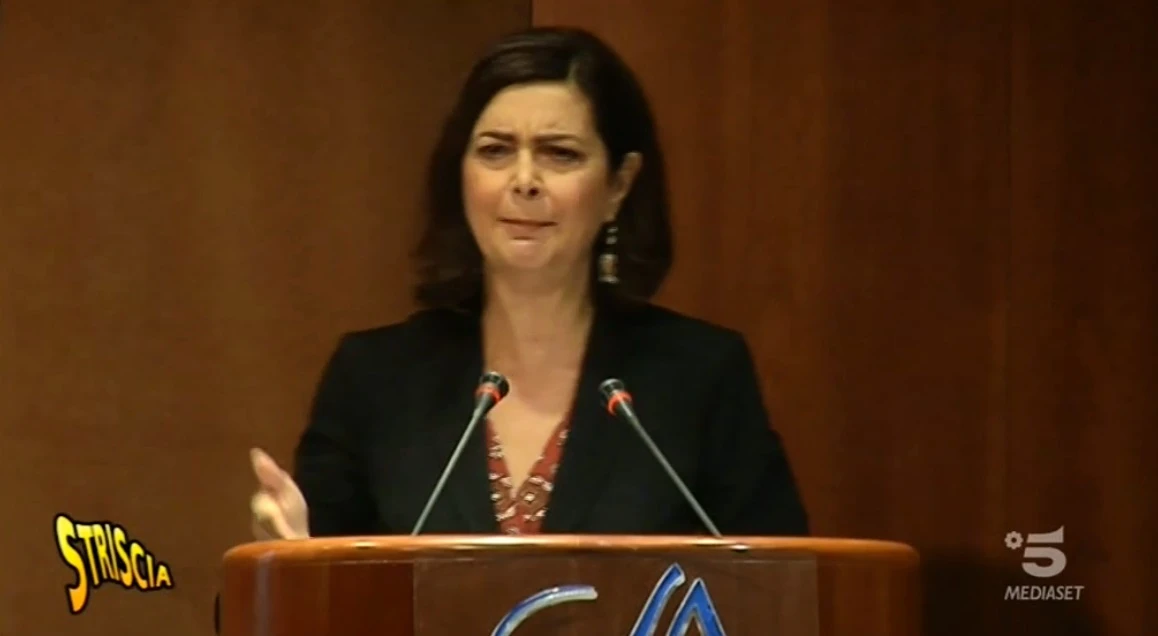 Striscia la Notizia mostra Laura Boldrini in stato confusionale: sale sul palco, disastro senza precedenti
