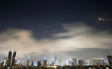 Iran, la giornata di guerra. Missili di Teheran su Tel Aviv, due morti. Bombardamenti israeliani a Beirut