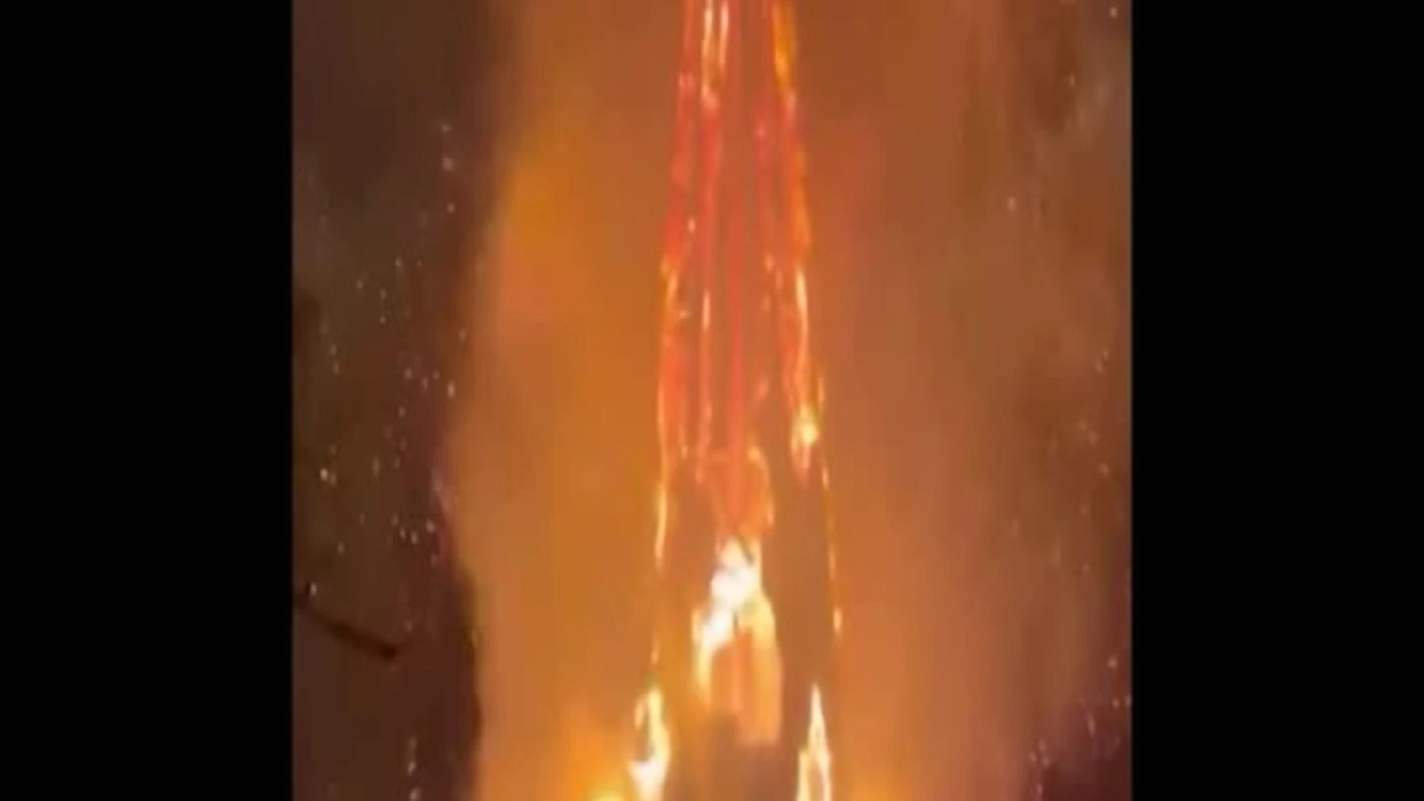 Brucia chiesa in centro ad Amsterdam: crolla il campanile