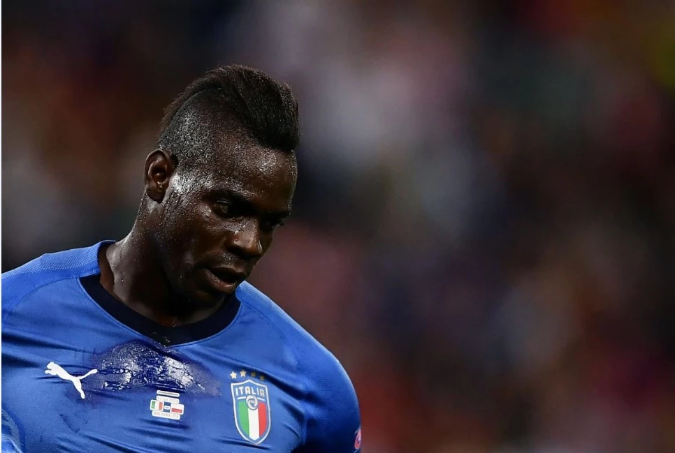 Mario Balotelli, già finito il nuovo amore con l'Italia: col Portogallo Mancini lo manda in tribuna