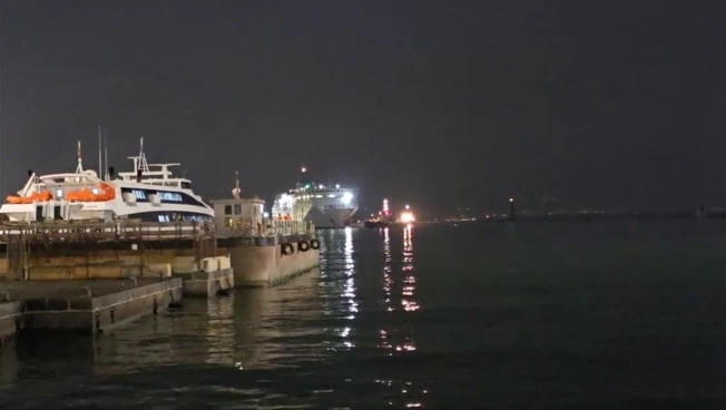 Požar na trajektu pri Capriju: ladjo odvlekli v Neapelj, ni poškodovanih