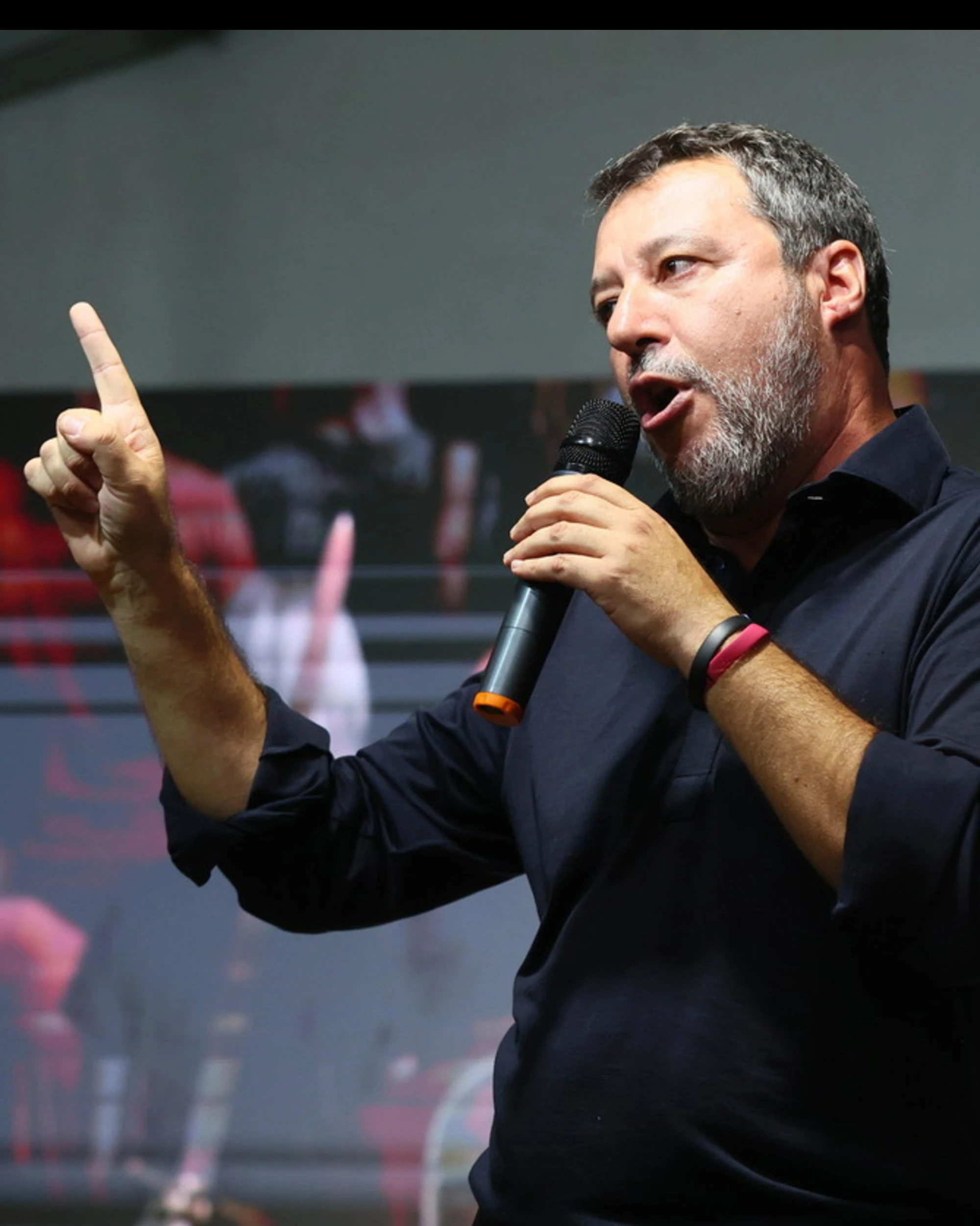 Salvini a Pontida con la maglia nera: "Mica siamo come la Schlein"