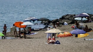 Brindisi, salva la figlia dal mare e poi muore davanti a lei: il dramma in spiaggia