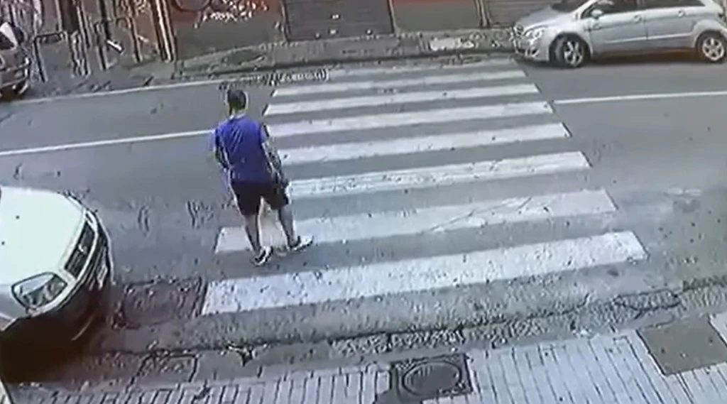 Napoli, uomo travolto sulle strisce da un'auto che neppure si ferma: un video terrificante