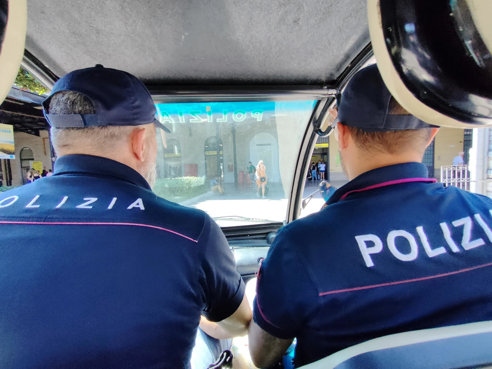 Arezzo, devasta un bar e stupra una donna sul treno