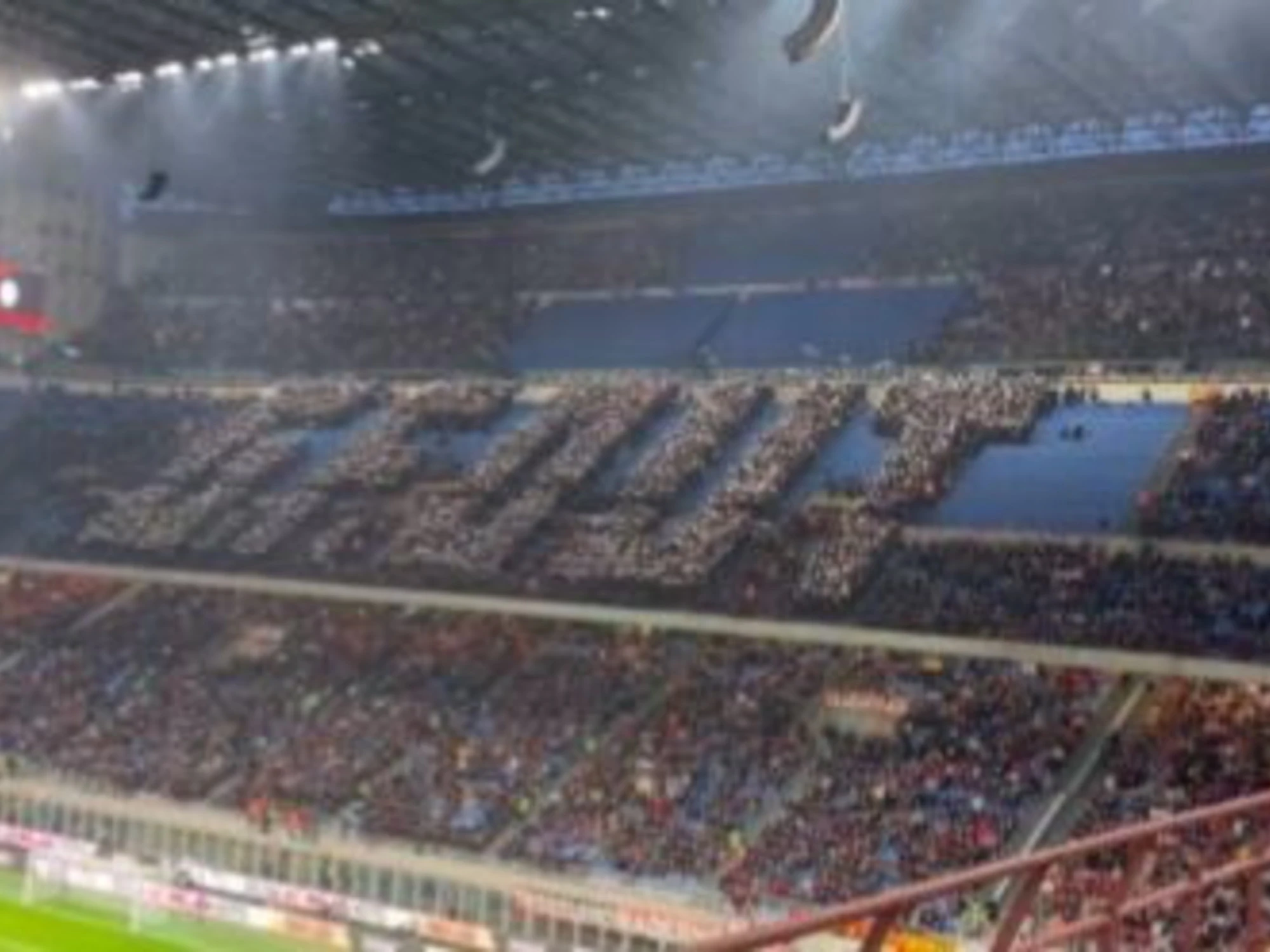 "G.F. Out": una clamorosa protesta a San Siro, il Milan è a pezzi