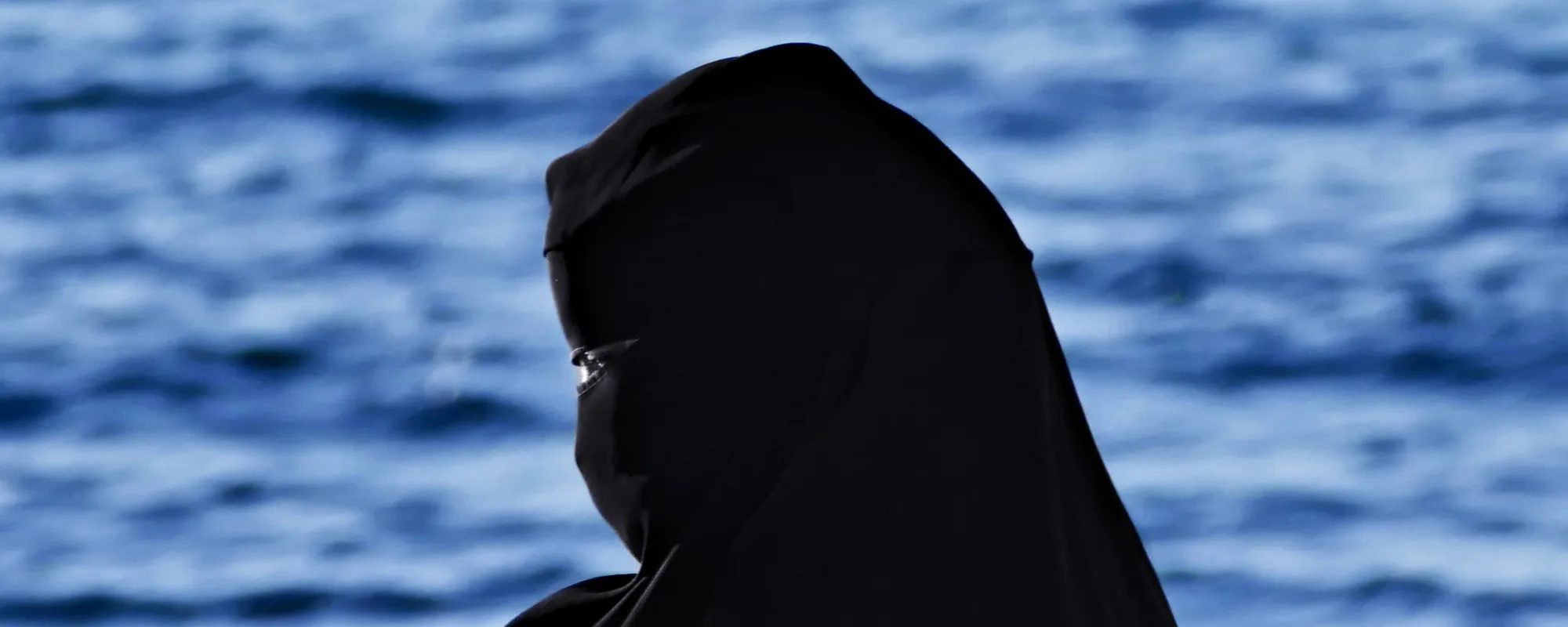 Piscine per sole islamiche, insorge FdI: "Segregazione". Rissa coi dem
