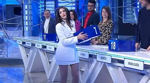 Affari Tuoi, il sospetto sul pacco di Valentina e Roberta: "Sentita la musica?"