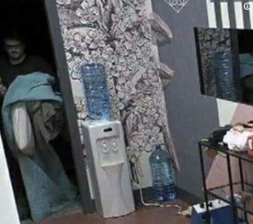 Grande Fratello 15, frana tutto: "Questi li sequestriamo", blitz della produzione, uno degli autori entra nella casa