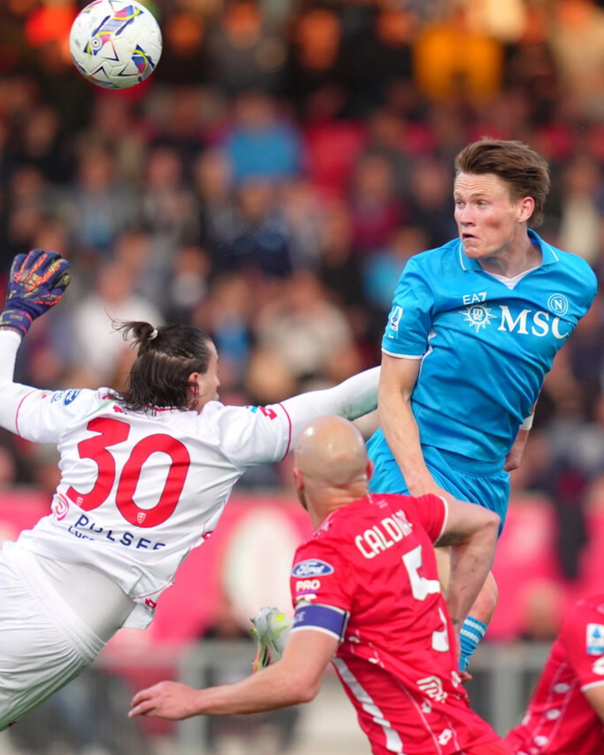Il Napoli vince a Monza: McTominay fa paura all'Inter