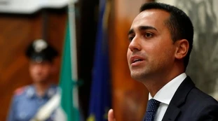 Reddito di cittadinanza, l'ultimo scandalo: 800 euro in Italia e 1.300 dall'estero. Vergogna-M5s, ecco chi raddoppia il sussidio