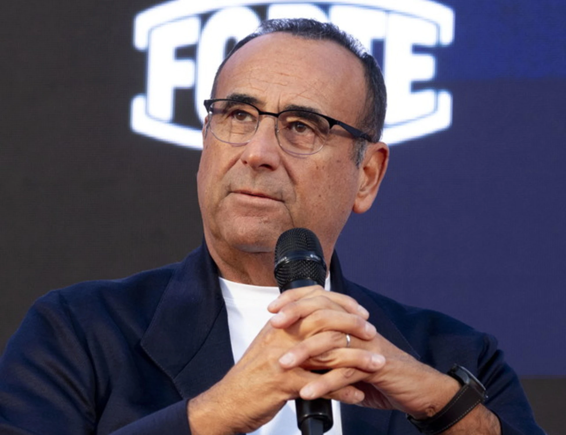 Carlo Conti ad Atreju: "Io prendo uno di colore e...": ovazione