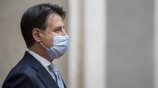 Giuseppe Conte e Lucia Azzolina, "da chi abbiamo saputo la data della riapertura delle scuole". Il preside svela il caos del governo