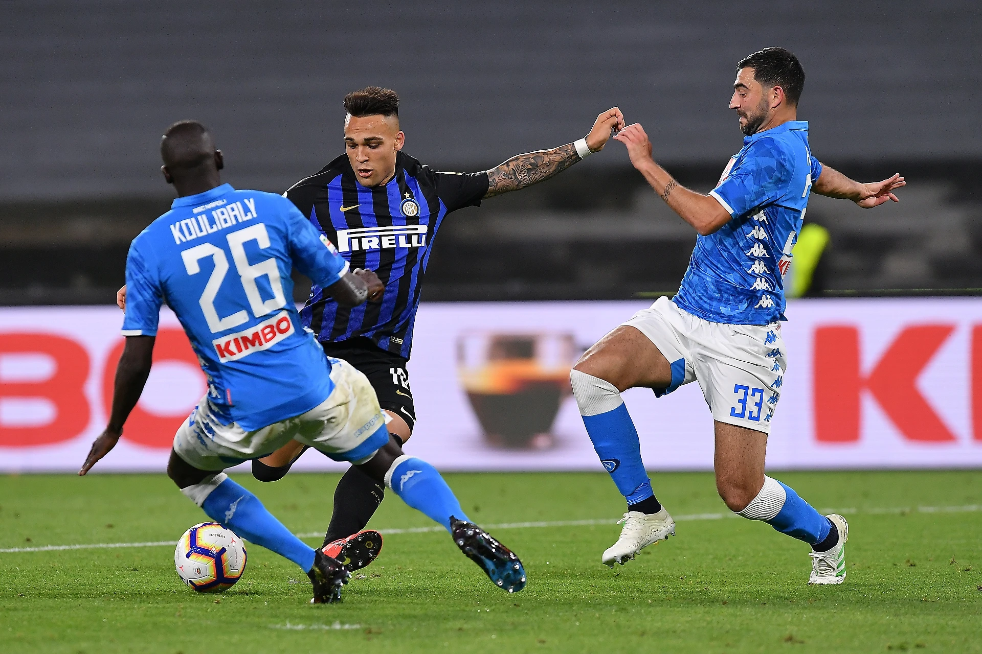 Il Napoli cala poker: psicodramma per l'Inter, Champions di nuovo in bilico
