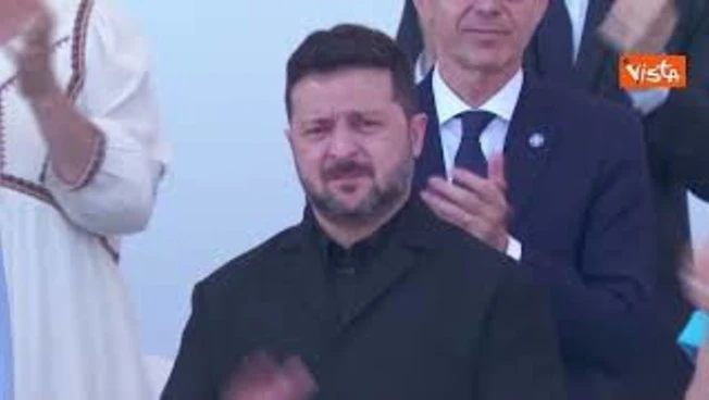 Militari ucraini sfilano a Parigi per la parata del 14 luglio
