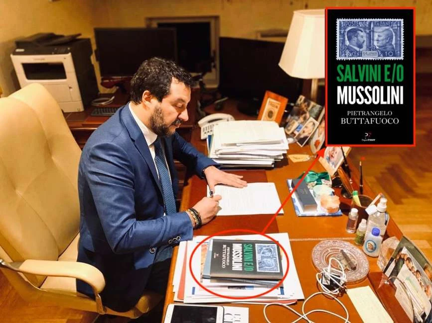 Matteo Salvini, Mussolini? Occhio al dettaglio, cosa spunta sulla scrivania del leghista mentre scrive a Conte