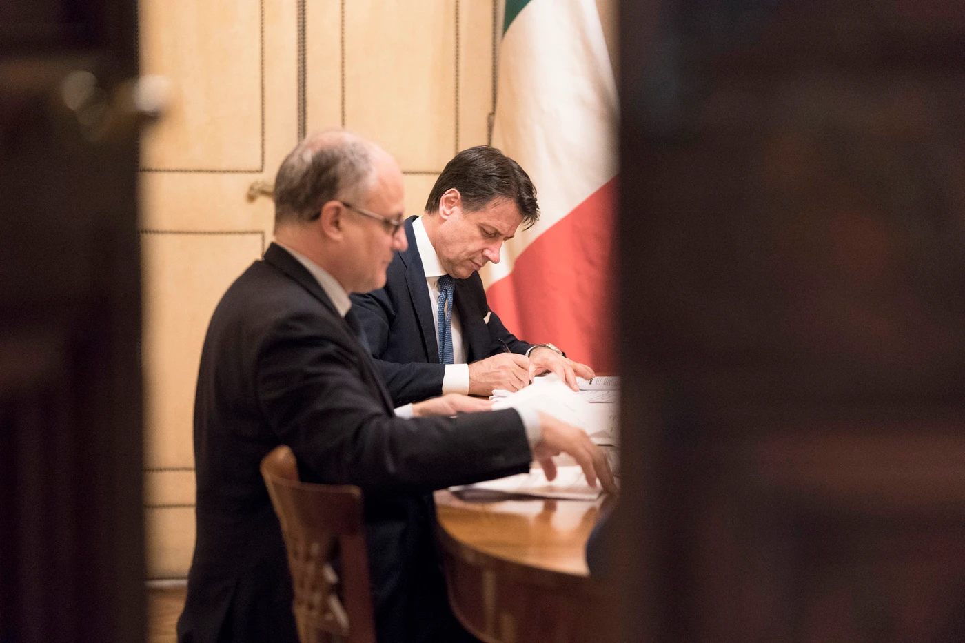 Giuseppe Conte e la delega ai servizi segreti, sospetto Lega: "È stata la polizza per il bis da premier"