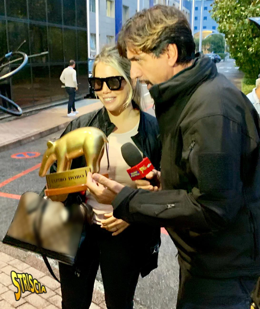 Striscia la Notizia, subito agguato a Wanda Nara: tapiro d'Oro, come la beffa Valerio Staffelli