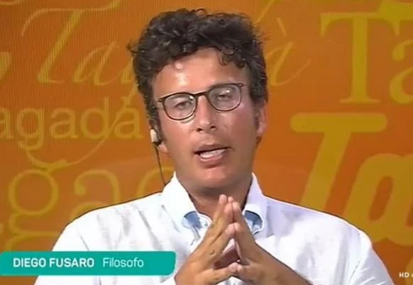 Diego Fusaro infierisce su Papa Francesco bloccato in ascensore: "Imprigionato in...". Sì, c'entra Soros
